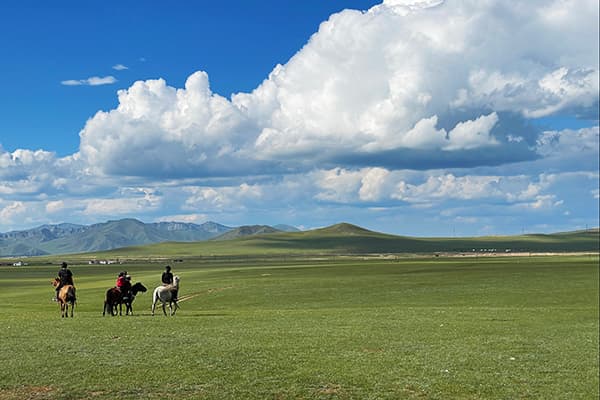 モンゴルで乗馬