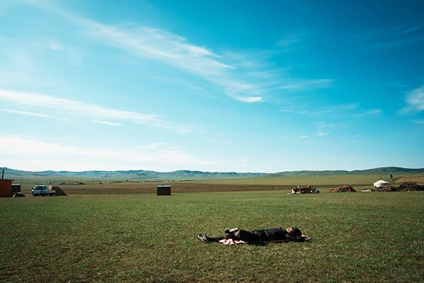 エルデネツーリストゲルの前の草原で寝転ぶ