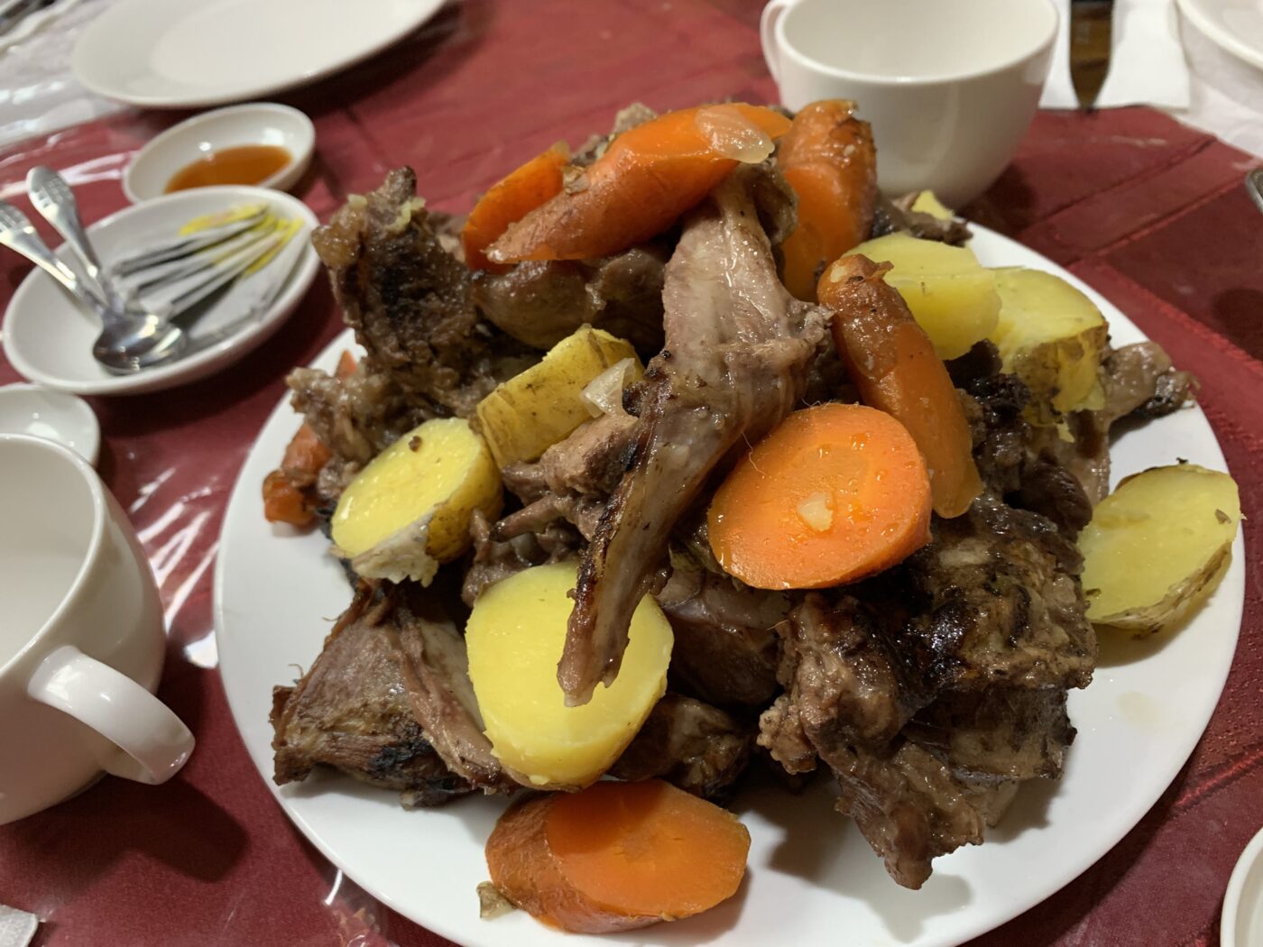 羊肉とにんじんやじゃがいもの料理