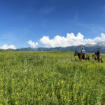 カザフスタンの山と乗馬