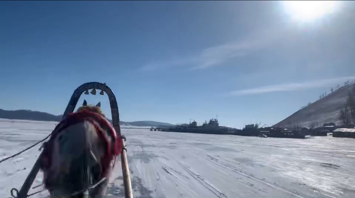 湖の上を馬で走っています