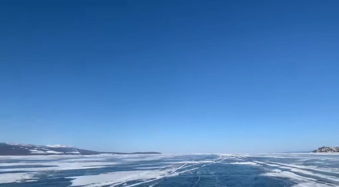 湖の上を車で走っています