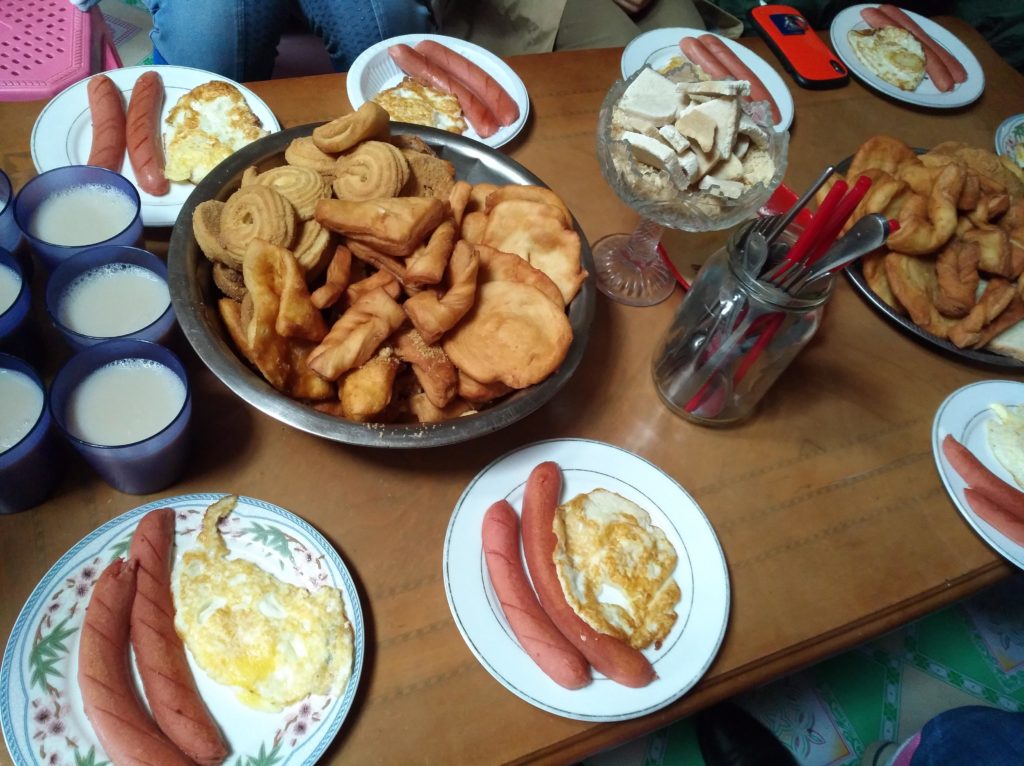 朝食