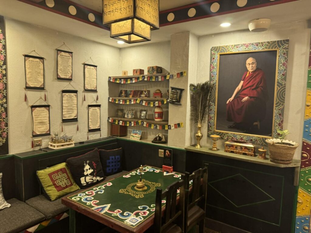 店内。チベット仏教の装飾がたくさんあります。