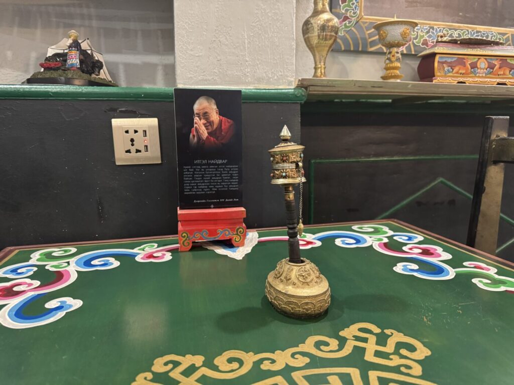 テーブルにあるマニ車