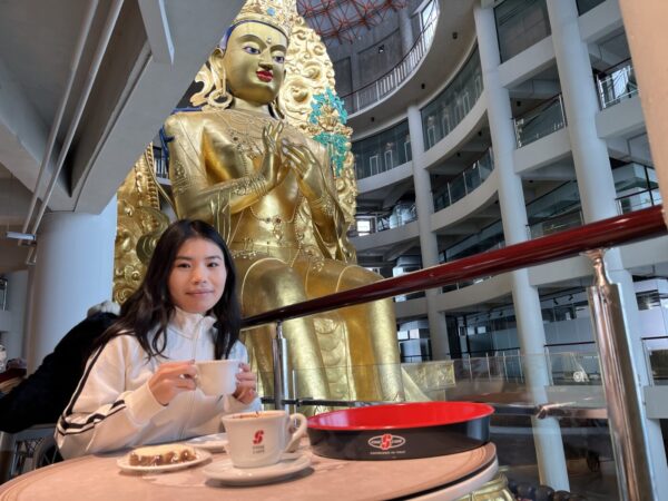 歴史ある寺院でひと休み。ダシチョイリン寺院のカフェを現地ガイドに聞く【Q&A】