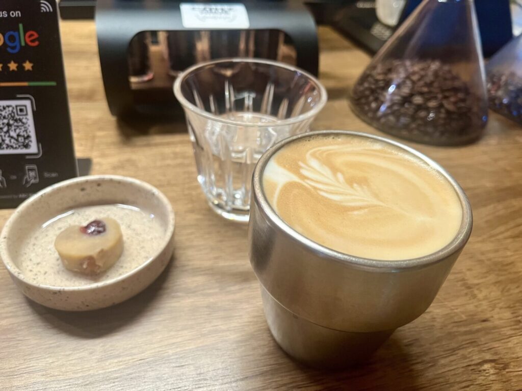 左のお菓子です