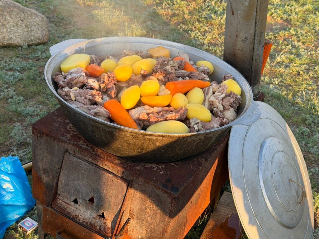 焼いた石で蒸し上がったホルホグの鍋。羊肉とじゃがいも、にんじん