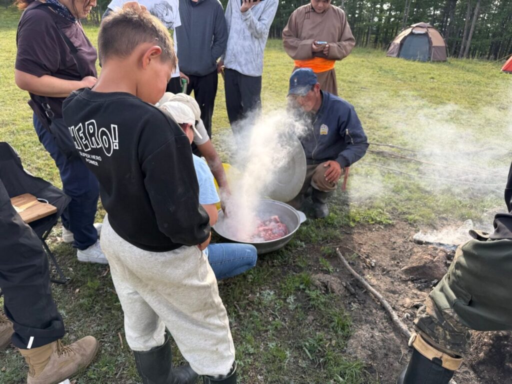 鍋に焼いた石を入れると湯気が一気に上がる