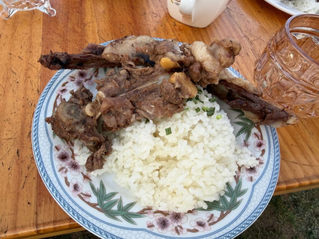 骨付きの羊肉とご飯を盛り付けたホルホグ