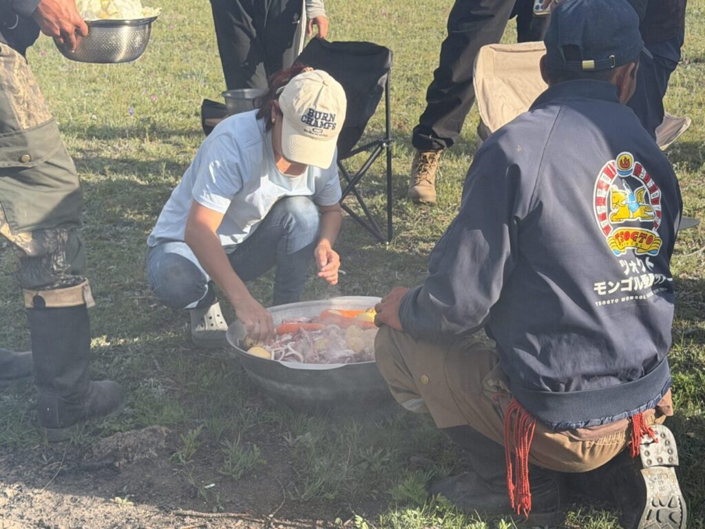 鍋に羊肉とにんじんを重ねて入れるホルホグの作り方