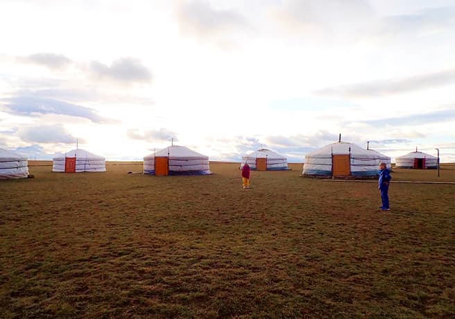 草原にゲルが並んだ写真