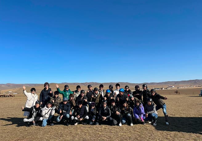 草原での団体の集合写真