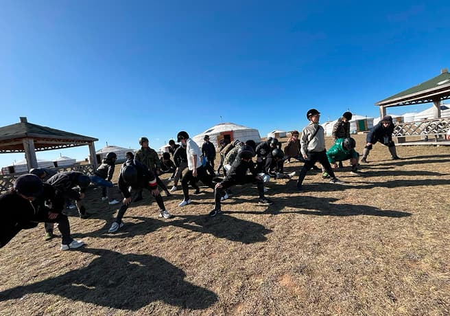 ツアーの参加者がストレッチをしている様子