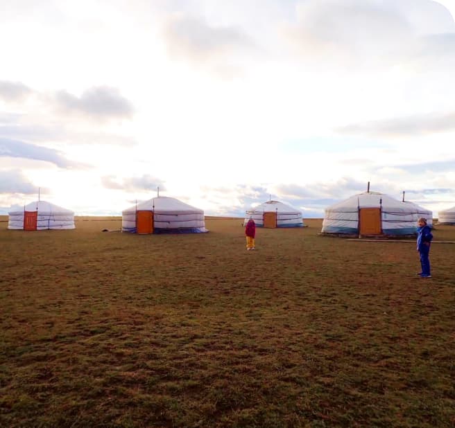 草原にゲルが並んだ写真