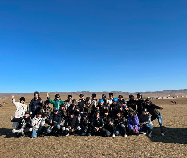 草原での団体の集合写真