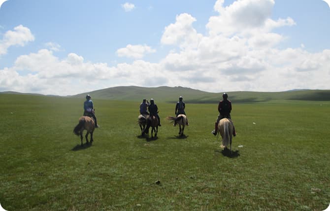 モンゴルの草原の乗馬の様子