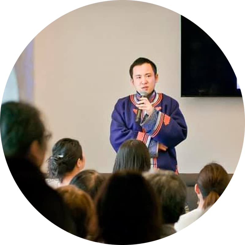 長岡岳志の公演している様子