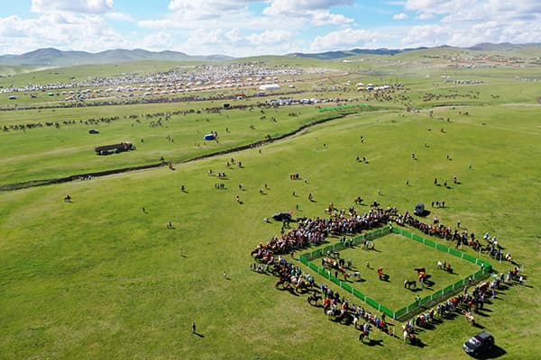 2000頭の馬群が集まる！遊牧民NO1を決める馬の男祭りを見学&チンギスハーンの故郷巡りツアー（6/30~7/3） | ツォクトモンゴル乗馬ツアー