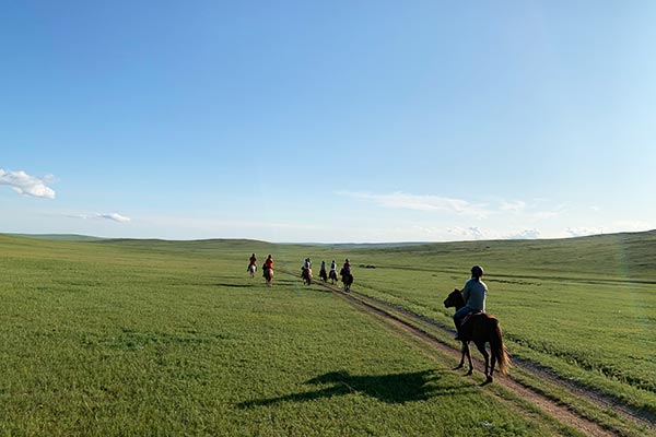 大草原の乗馬