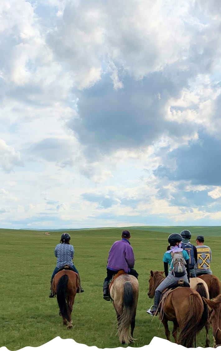 モンゴルの乗馬風景
