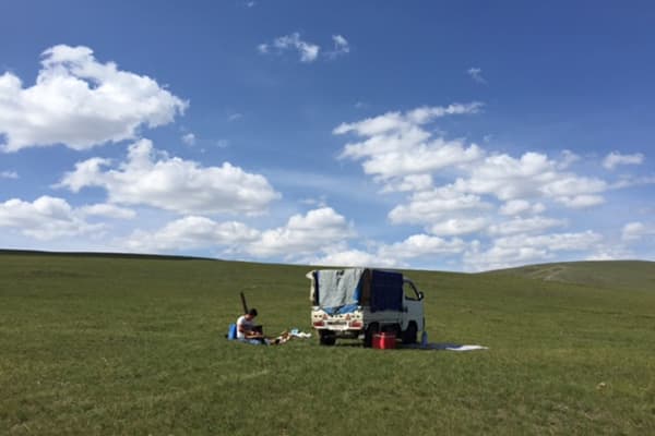 モンゴルの大草原で昼ごはん