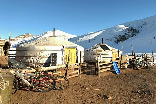 冬のモンゴル遊牧民宅