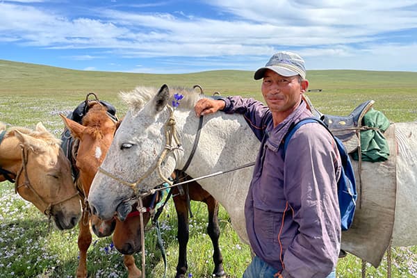 遊牧民のゲルへ乗馬で向かう旅