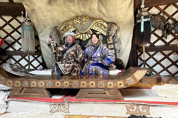 13世紀村の中央ゲルでの記念撮影