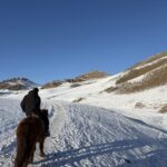 雪原を乗馬でサウナへ向かう