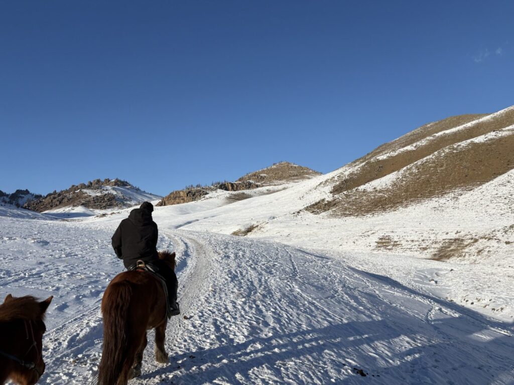 雪原を乗馬でサウナへ向かう