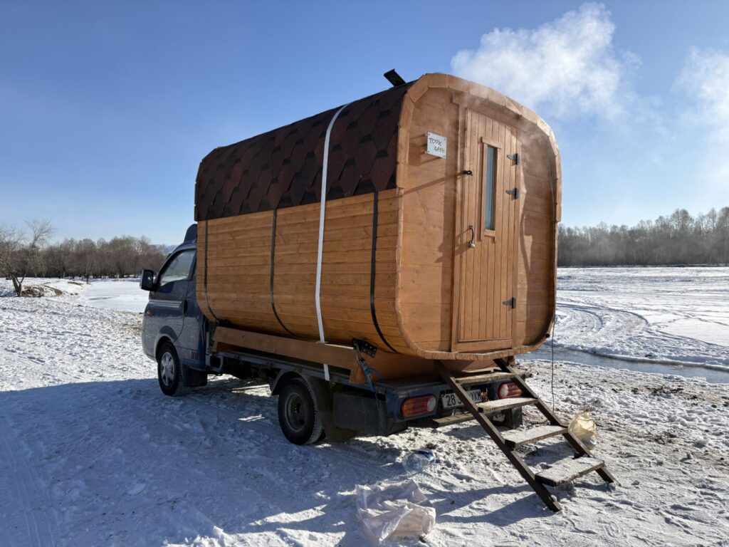 雪原のサウナ車（冬）
