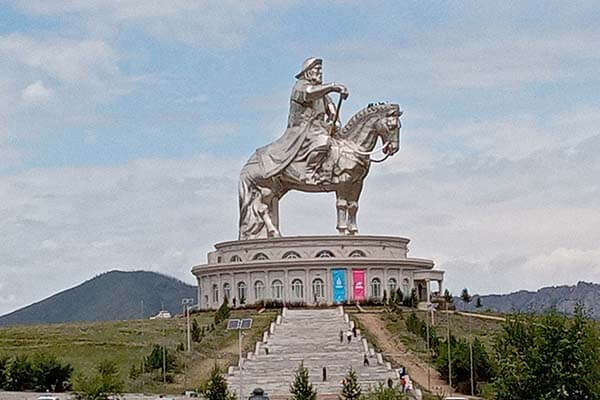 巨大騎馬像を目指す！モンゴル・ゲル泊乗馬ツアー＜2泊3日〜＞