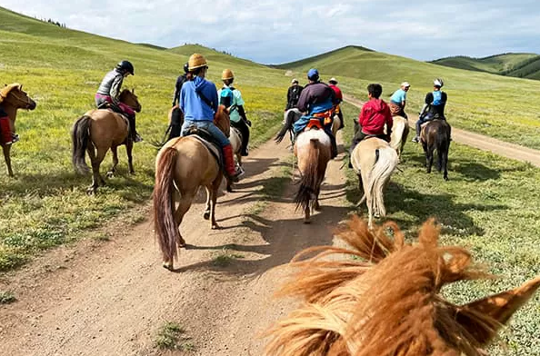 快適なゲルからゲルへ旅する！モンゴル乗馬トレッキング＆騎馬像ツアー＜3泊4日〜＞